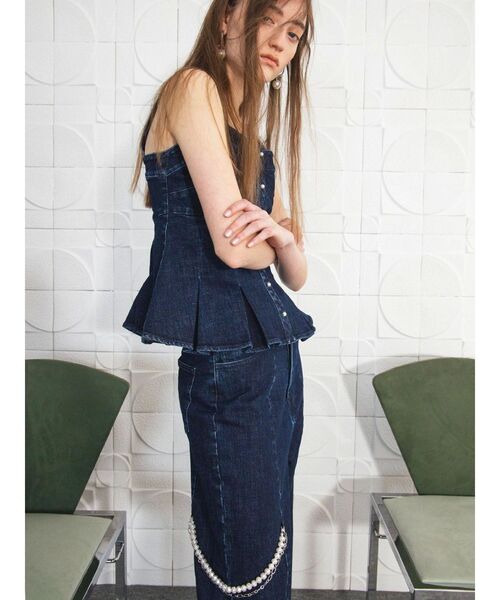 CALNAMUR（カルナムール）の「パールチェーンフレアデニム（デニムパンツ・レディース・ブラック/インディゴブルー・SMALL/MEDIUM）」の7枚目の写真