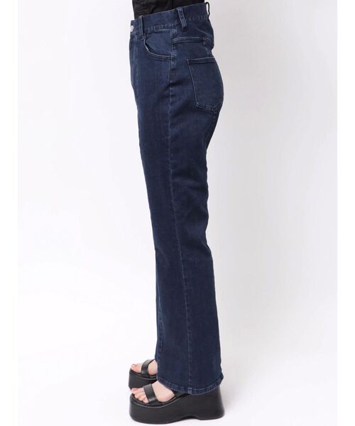 CALNAMUR（カルナムール）の「パールチェーンフレアデニム（デニムパンツ・レディース・ブラック/インディゴブルー・SMALL/MEDIUM）」の15枚目の写真