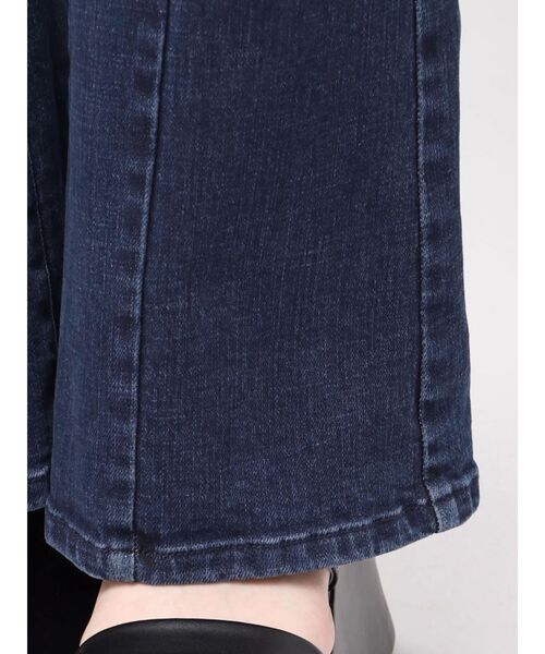 CALNAMUR（カルナムール）の「パールチェーンフレアデニム（デニムパンツ・レディース・ブラック/インディゴブルー・SMALL/MEDIUM）」の20枚目の写真