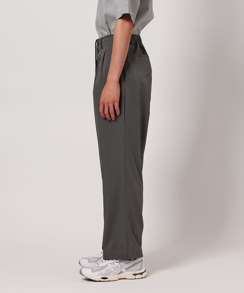 UNITED ARROWS(ユナイテッドアローズ)の「DotAir ドットエア ハーフギャザー ヘムコード 2プリーツパンツ ‐吸水速乾 ストレッチ‐(その他パンツ・メンズ・ダークグレー/ブラック・XL/L/S/M)」の9枚目の写真