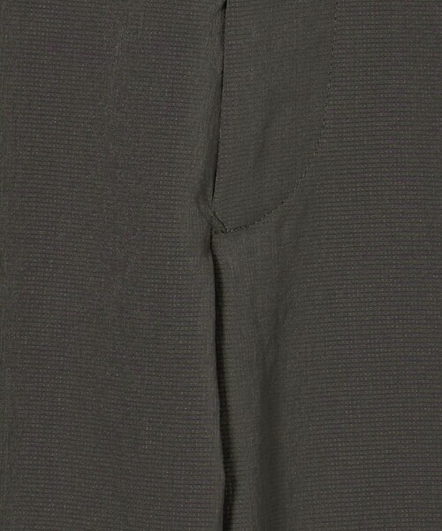 UNITED ARROWS(ユナイテッドアローズ)の「DotAir ドットエア ハーフギャザー ヘムコード 2プリーツパンツ ‐吸水速乾 ストレッチ‐(その他パンツ・メンズ・ダークグレー/ブラック・XL/L/S/M)」の19枚目の写真