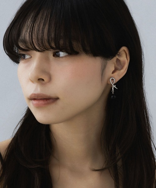 LA MUe(ラミュー)の「【LA MUE】ドロップボールノットピアス(ピアス(両耳用)・レディース・ゴールド/シルバー/ピンクゴールド・FREE)」の4枚目の写真