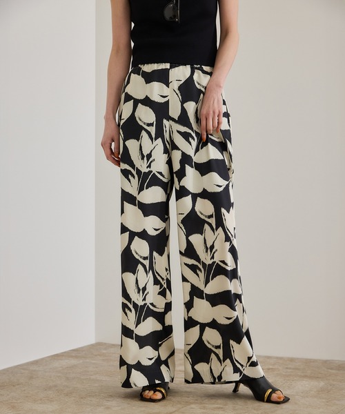 ROPE'（ロペ）の「DEVEAUXジオメトリックフラワーイージーワイドパンツ（その他パンツ・レディース・ブラック/オレンジ・38/36）」の2枚目の写真