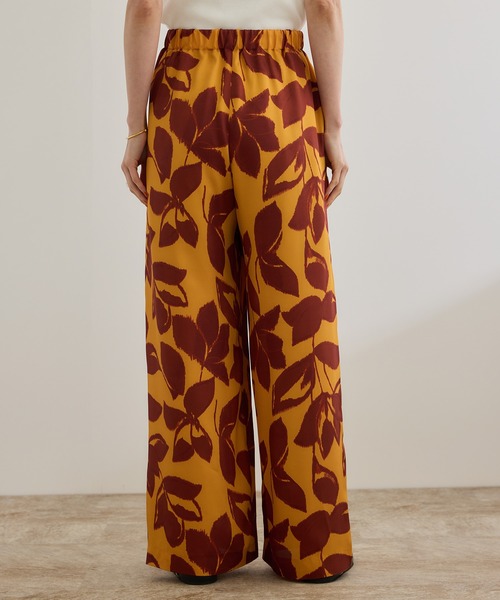 ROPE'（ロペ）の「DEVEAUXジオメトリックフラワーイージーワイドパンツ（その他パンツ・レディース・ブラック/オレンジ・38/36）」の5枚目の写真