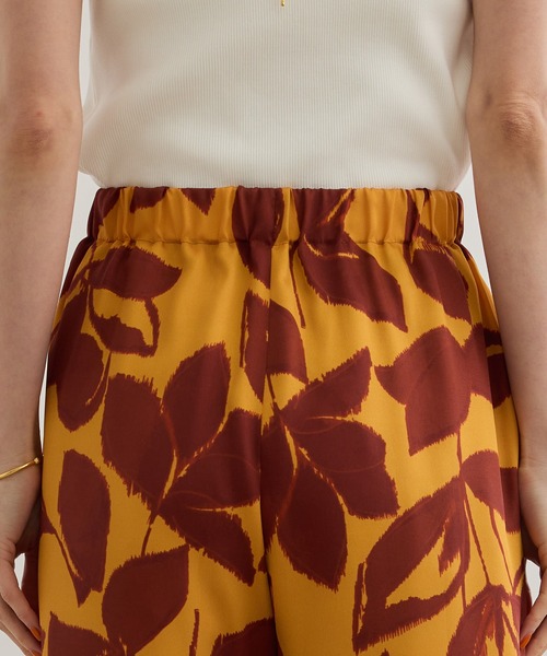 ROPE'（ロペ）の「DEVEAUXジオメトリックフラワーイージーワイドパンツ（その他パンツ・レディース・ブラック/オレンジ・38/36）」の6枚目の写真