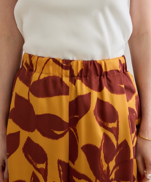 ROPE'（ロペ）の「DEVEAUXジオメトリックフラワーイージーワイドパンツ（その他パンツ・レディース・ブラック/オレンジ・38/36）」の7枚目の写真