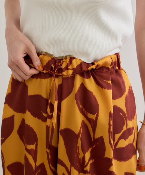 ROPE'（ロペ）の「DEVEAUXジオメトリックフラワーイージーワイドパンツ（その他パンツ・レディース・ブラック/オレンジ・38/36）」の8枚目の写真