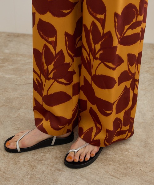 ROPE'（ロペ）の「DEVEAUXジオメトリックフラワーイージーワイドパンツ（その他パンツ・レディース・ブラック/オレンジ・38/36）」の10枚目の写真