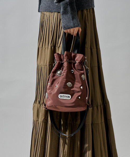 FREAK'S STORE（フリークスストア）の「OUTDOOR PRODUCTS × FREAK'S STORE/アウトドアプロダクツ 別注 2WAY コンチョ 持ち手付き巾着バッグ/ショルダーバッグ（ショルダーバッグ・レディース・ブラック/ブラウン/ナチュラル・ONE SIZE）」の6枚目の写真