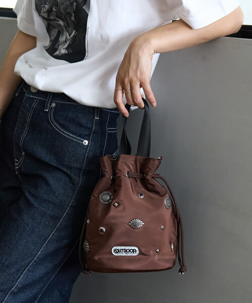 FREAK'S STORE（フリークスストア）の「OUTDOOR PRODUCTS × FREAK'S STORE/アウトドアプロダクツ 別注 2WAY コンチョ 持ち手付き巾着バッグ/ショルダーバッグ（ショルダーバッグ・レディース・ブラック/ブラウン/ナチュラル・ONE SIZE）」の12枚目の写真