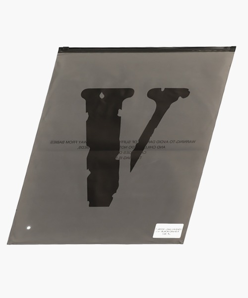 ROYAL FLASH（ロイヤルフラッシュ）の「VLONE/ヴィーロン/CLASSIC LOGO-VLONE TEE_BLACK（Tシャツ/カットソー・メンズ・ブラック・MEDIUM/LARGE/X-LARGE）」の4枚目の写真