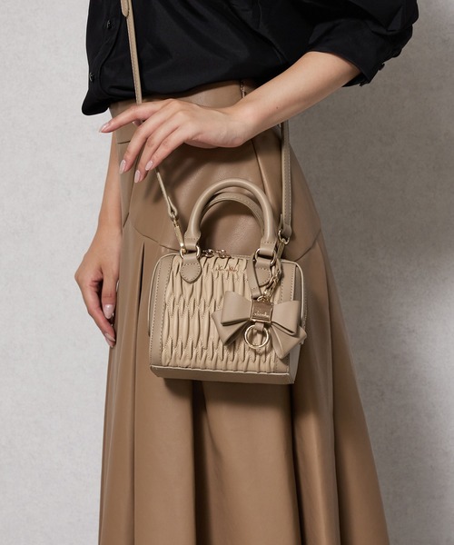 dazzlin（ダズリン）の「【dazzlin/ダズリン】リボンチャーム付 ギャザーシャーリングミニボストンバッグ（ボストンバッグ・レディース・ブラック/ベージュ/アイボリー・FREE）」の3枚目の写真