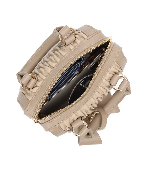 dazzlin（ダズリン）の「【dazzlin/ダズリン】リボンチャーム付 ギャザーシャーリングミニボストンバッグ（ボストンバッグ・レディース・ブラック/ベージュ/アイボリー・FREE）」の5枚目の写真