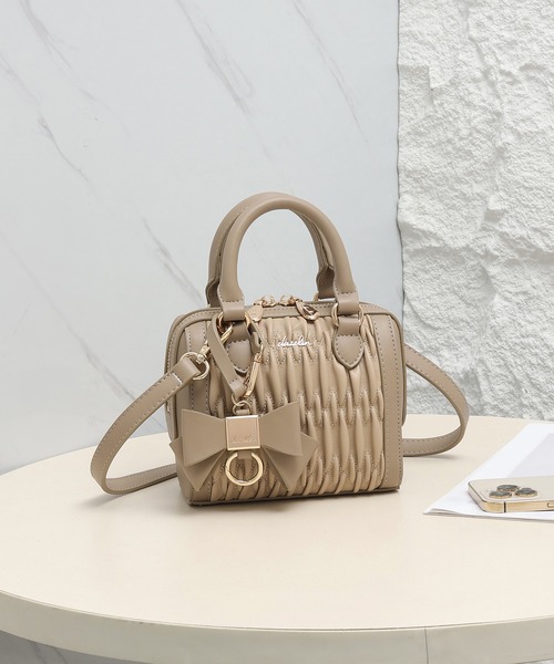 dazzlin（ダズリン）の「【dazzlin/ダズリン】リボンチャーム付 ギャザーシャーリングミニボストンバッグ（ボストンバッグ・レディース・ブラック/ベージュ/アイボリー・FREE）」の6枚目の写真