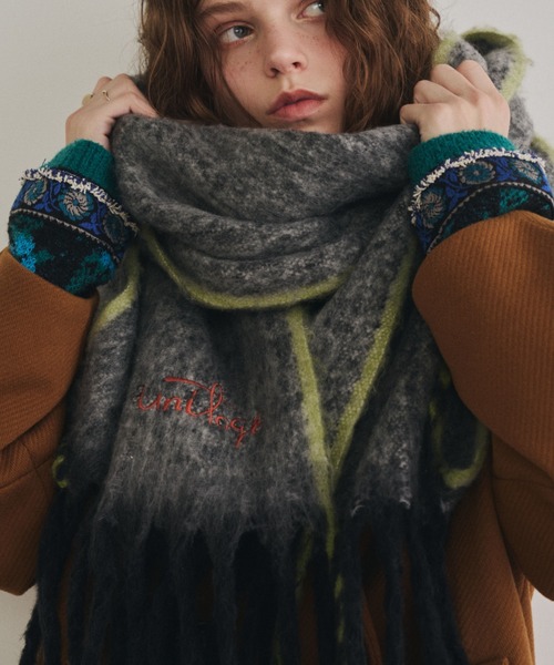 Unitage(ユニテージ)の「ロゴ刺繍配色ボリュームマフラー(マフラー・レディース・グレー/パープル/レッド/ピンク/ブラウン・FREE)」の2枚目の写真