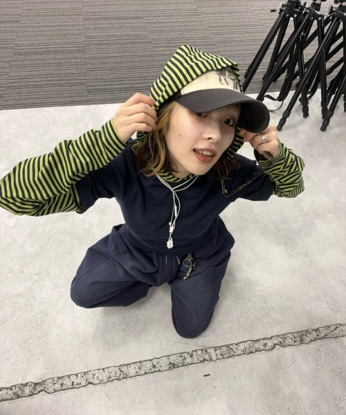 JEANASIS（ジーナシス）の「【25quee】ボーダーレイヤードフーディ/594907（パーカー・レディース・レッド系その他/グレー系その他/ネイビー系・FREE）」の5枚目の写真