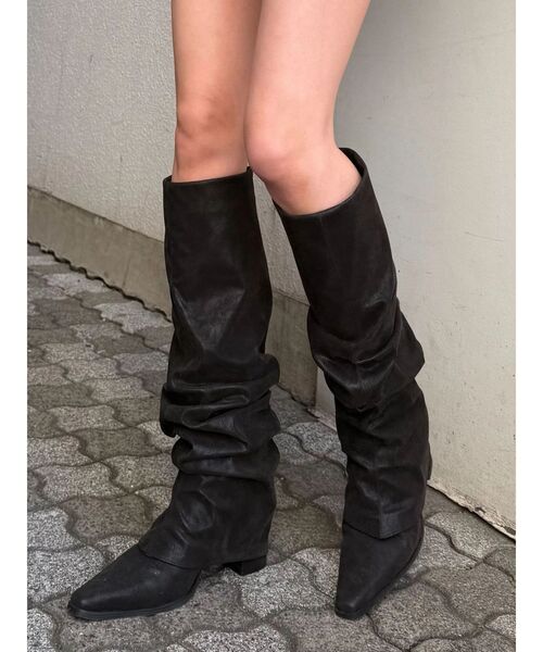 EMODA（エモダ）の「ポインテッドカバーブーツ（ブーツ・レディース・ブラウン/ブラック・SMALL/MEDIUM/LARGE）」の3枚目の写真