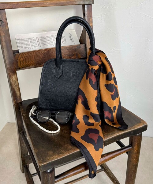 fredy emue（フレディエミュ）の「縁取りプリントスカーフ（バンダナ/スカーフ・レディース・ブルー系その他7/ホワイト系その他5/ブラウン系その他・FREE）」の2枚目の写真