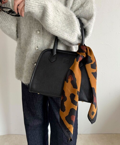 fredy emue（フレディエミュ）の「縁取りプリントスカーフ（バンダナ/スカーフ・レディース・ブルー系その他7/ホワイト系その他5/ブラウン系その他・FREE）」の12枚目の写真