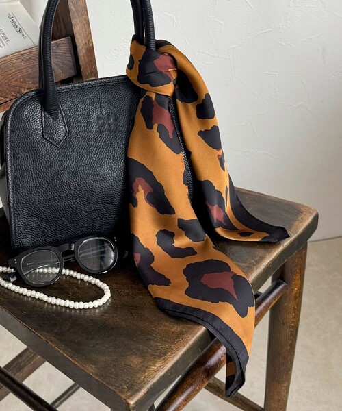 fredy emue（フレディエミュ）の「縁取りプリントスカーフ（バンダナ/スカーフ・レディース・ブルー系その他7/ホワイト系その他5/ブラウン系その他・FREE）」の4枚目の写真