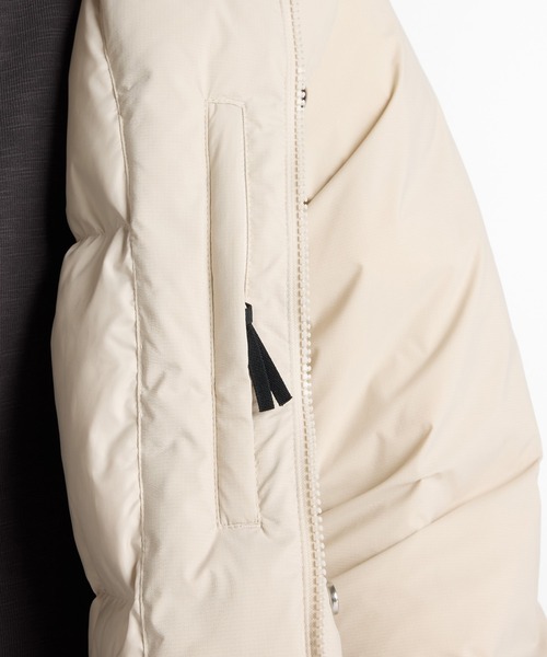 NEW BALANCE（ニューバランス）の「NB GREY ダウンミドルジャケット（ダウンジャケット/コート・メンズ・ブラック/グレイッシュベージュ・SMALL/MEDIUM/LARGE/X-LARGE/XX-LARGE）」の11枚目の写真