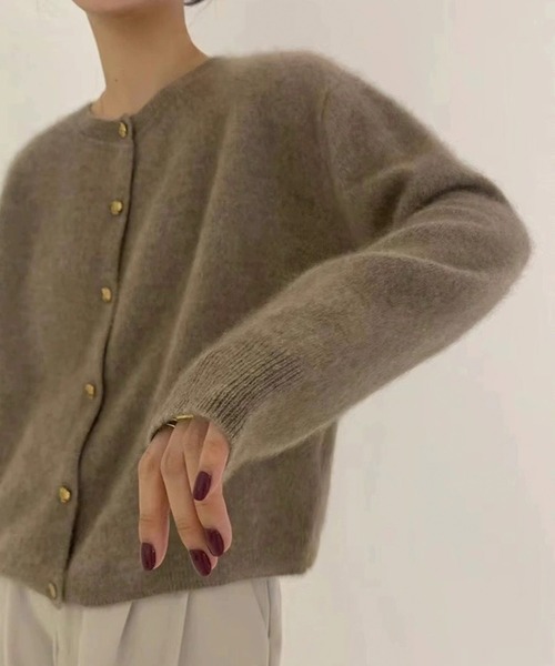 LAFFMO（ラフモ）の「クルーネックゴールドボタンニットカーディガン（カーディガン/ボレロ・レディース・ブラウン/ベージュ/オフホワイト・F）」の2枚目の写真