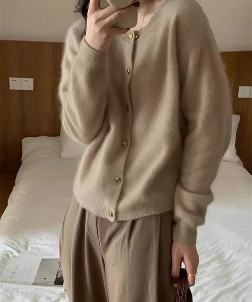 LAFFMO（ラフモ）の「クルーネックゴールドボタンニットカーディガン（カーディガン/ボレロ・レディース・ブラウン/ベージュ/オフホワイト・F）」の7枚目の写真