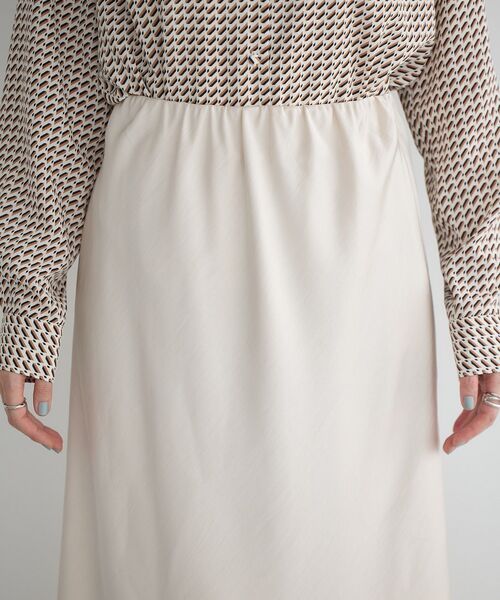 YECCA VECCA(イェッカヴェッカ)の「サテンフレアスカート(スカート・レディース・ブラウン/ブルー系その他7/アイボリー・FREE)」の21枚目の写真