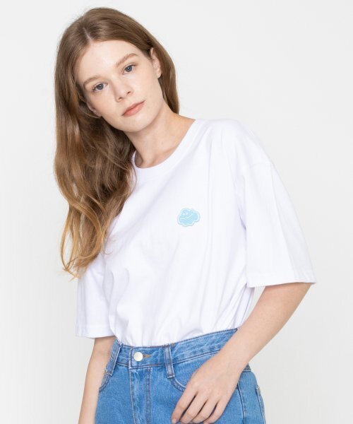 GRAVER（グレーバー）の「[UNISEX]雲スマイル刺繍半袖ティー_ホワイト（Tシャツ/カットソー・レディース・ホワイト・LARGE/MEDIUM/SMALL/X-LARGE）」の2枚目の写真