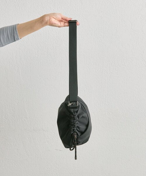 ear PAPILLONNER（イアパピヨネ）の「《撥水/超軽量300g》ドロストショルダーバッグ（ショルダーバッグ・レディース・ブラック/カーキ/サックスブルー・FREE）」の6枚目の写真