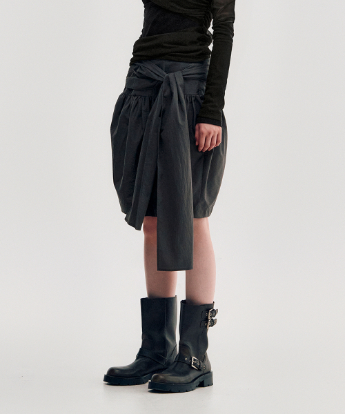 KIMZISU(キムジス)の「Pleated Tie Volume Skirt _ GREY(スカート・レディース・グレー系・SMALL/MEDIUM/LARGE)」の2枚目の写真
