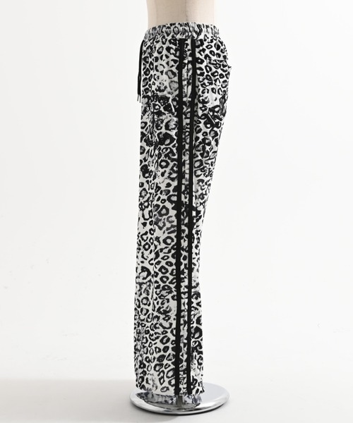 REFLEM(レフレム)の「『REFLEM/レフレム』クロス刺繍ベロアパンツ(その他パンツ・レディース・ブラック×ピンク/ブラック×パープル/レオパード/ブラック×ホワイト・FREE)」の14枚目の写真