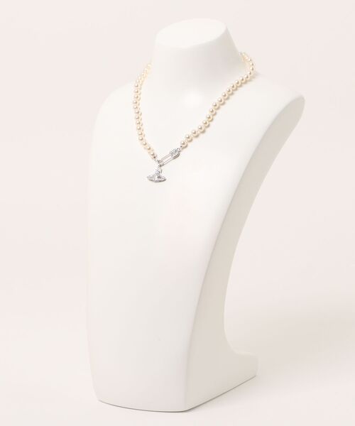 Vivienne Westwood（ヴィヴィアンウエストウッド）の「LUCRECE PEARL NECKLACE（ネックレス・レディース・シルバー/ゴールド・FREE）」の3枚目の写真