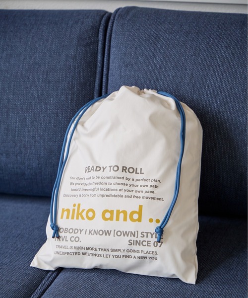 niko and...（ニコアンド）の「ニコロゴトラベル巾着/Ｍサイズ（トラベルグッズ・レディース・ブラック/アイボリー/ブルー・XX-SMALL）」の2枚目の写真