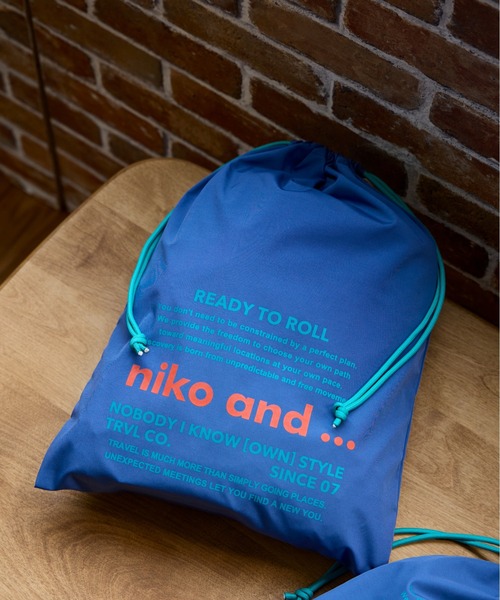 niko and...（ニコアンド）の「ニコロゴトラベル巾着/Ｍサイズ（トラベルグッズ・レディース・ブラック/アイボリー/ブルー・XX-SMALL）」の3枚目の写真
