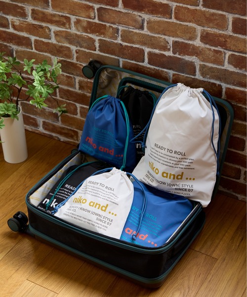 niko and...（ニコアンド）の「ニコロゴトラベル巾着/Ｍサイズ（トラベルグッズ・レディース・ブラック/アイボリー/ブルー・XX-SMALL）」の4枚目の写真