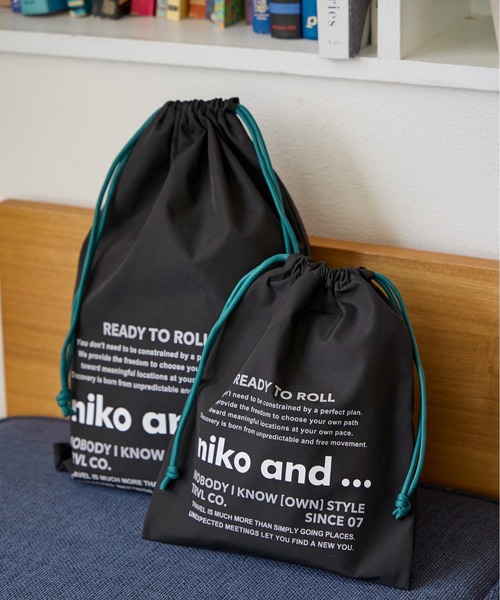 niko and...（ニコアンド）の「ニコロゴトラベル巾着/Ｍサイズ（トラベルグッズ・レディース・ブラック/アイボリー/ブルー・XX-SMALL）」の6枚目の写真