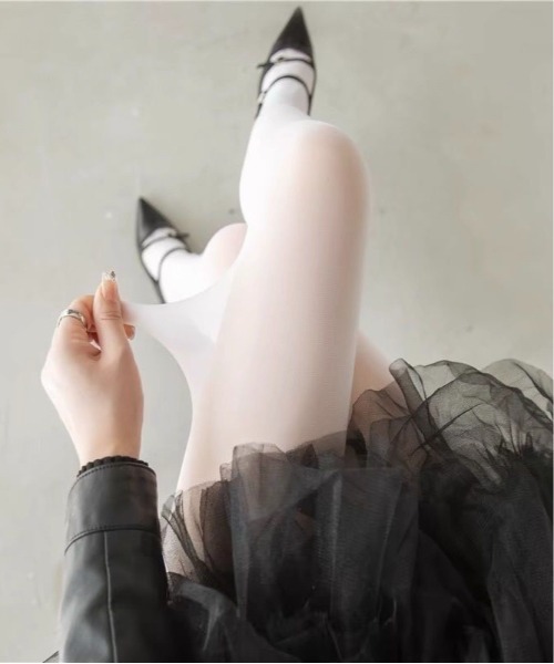 Burner(バーナー)の「【OKUOKU 0909】 oku-tights-12-3(タイツ/ストッキング・レディース・パープル/スカイブルー/ダークパープル/ベビーピンク/ライトベージュ/ブラック/ライトイエロー/ブルー/グレー/レッド/ベージュ系その他/ホワイト/グリーン系その他・FREE)」の2枚目の写真