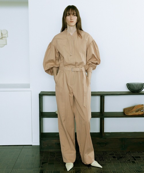 ADAM ET ROPE'(アダムエロペ)の「【EMOELLE】パフスリーブオールインワン(つなぎ/オールインワン・レディース・ベージュ/ブラック・36/38)」の2枚目の写真