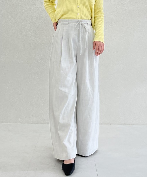 31 Sons de mode（トランテアン　ソン　ドゥ　モード）の「一部店舗限定 きれいめワイドストレートパンツ（スラックス・レディース・ホワイト/ブラック・S/M）」の2枚目の写真