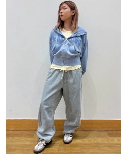 GAP(ギャップ)の「ミッドライズ スーパーソフト ストライプ プルオン バレルデニム(デニムパンツ・レディース・ブルー・XS/XXS/L/M/S)」の4枚目の写真
