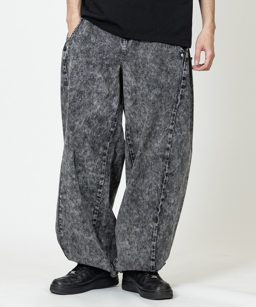 JOHN'S CLOSET(ジョンズクローゼット)の「【50】スナップデザイン バルーンシルエットデニムパンツ/カーブデニム(デニムパンツ・メンズ・ブラック/ブラック系その他/キナリ・LARGE/MEDIUM)」の3枚目の写真