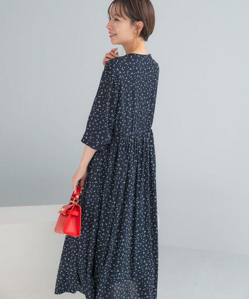 URBAN RESEARCH ROSSO WOMEN(アーバンリサーチ ロッソ)の「『WEB限定』ランダムドットボリュームワンピース(ワンピース・レディース・ネイビー/ブラック・FREE)」の4枚目の写真