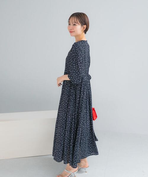 URBAN RESEARCH ROSSO WOMEN(アーバンリサーチ ロッソ)の「『WEB限定』ランダムドットボリュームワンピース(ワンピース・レディース・ネイビー/ブラック・FREE)」の5枚目の写真