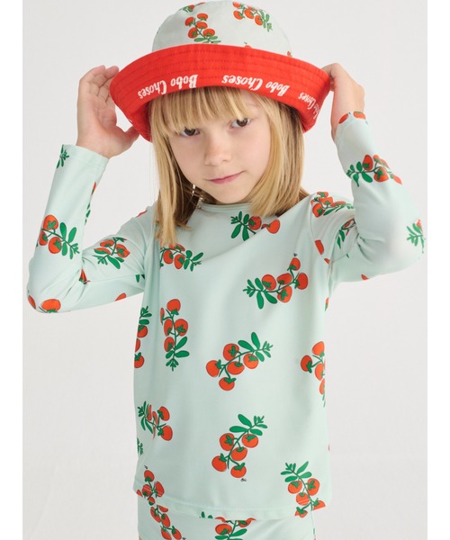 BOBO CHOSES(ボボショーズ)の「Juicy Tomatoes all over swim T-shirt(水着・キッズ・ライトブルー・4-5YEAR/6-7YEAR/8YEAR/10YEAR/12YEAR)」の1枚目の写真
