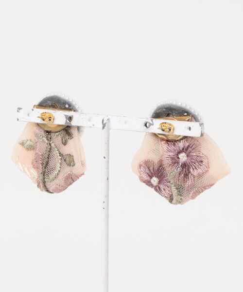 tone（トーン）の「【Lily accessory】インド刺繡ピアス(MA)（ピアス（両耳用）・レディース・ベージュ・FREE）」の4枚目の写真