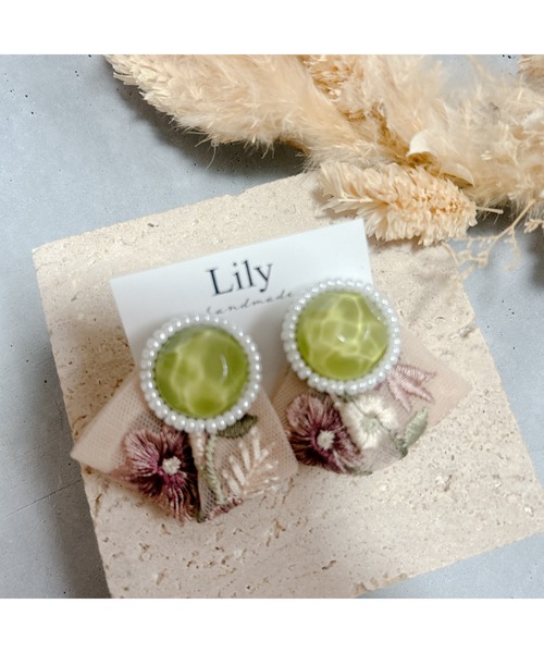 tone（トーン）の「【Lily accessory】インド刺繡ピアス(MA)（ピアス（両耳用）・レディース・ベージュ・FREE）」の3枚目の写真