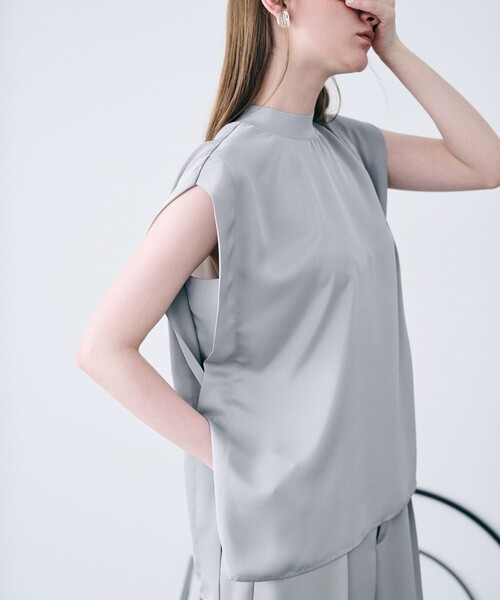 uncrave（アンクレイヴ）の「ライトダブルサテン タックブラウス（シャツ/ブラウス・レディース・ブラック系/ベージュ系/ライトグレー系・F）」の3枚目の写真