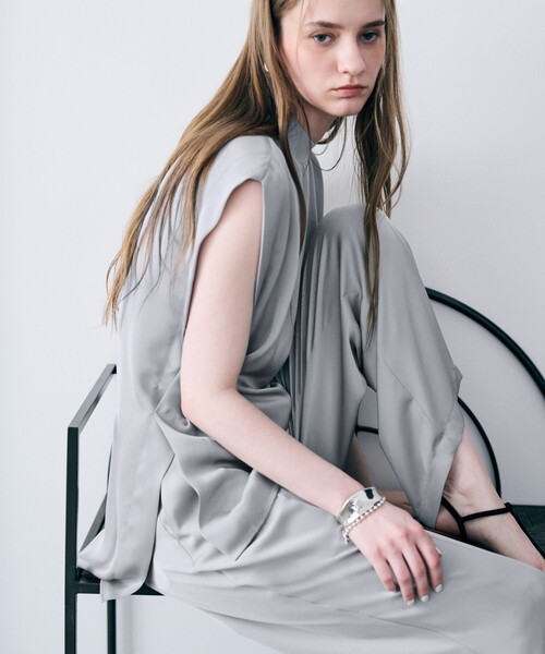 uncrave（アンクレイヴ）の「ライトダブルサテン タックブラウス（シャツ/ブラウス・レディース・ブラック系/ベージュ系/ライトグレー系・F）」の7枚目の写真