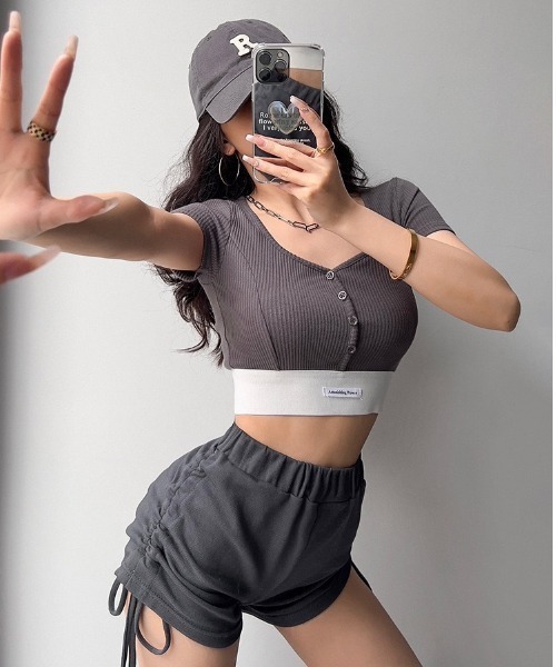 NANEA(ナネア)の「ブラカップ付き半袖クロップドT(Tシャツ/カットソー・レディース・ホワイト/チャコールグレー/ブラック・フリー)」の9枚目の写真